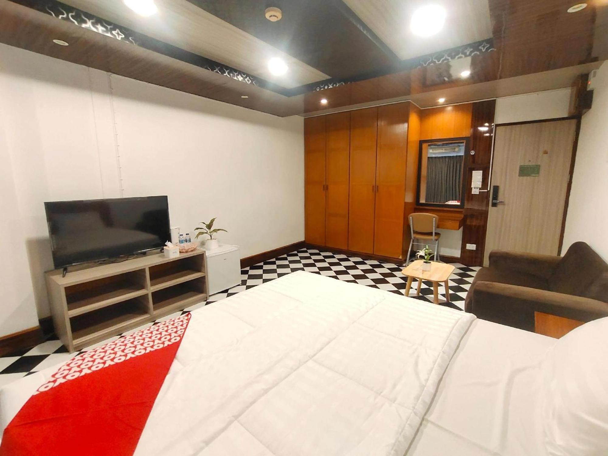 Hotel Oyo 75446 Travis Inthamara 49 Bangkok Esterno foto