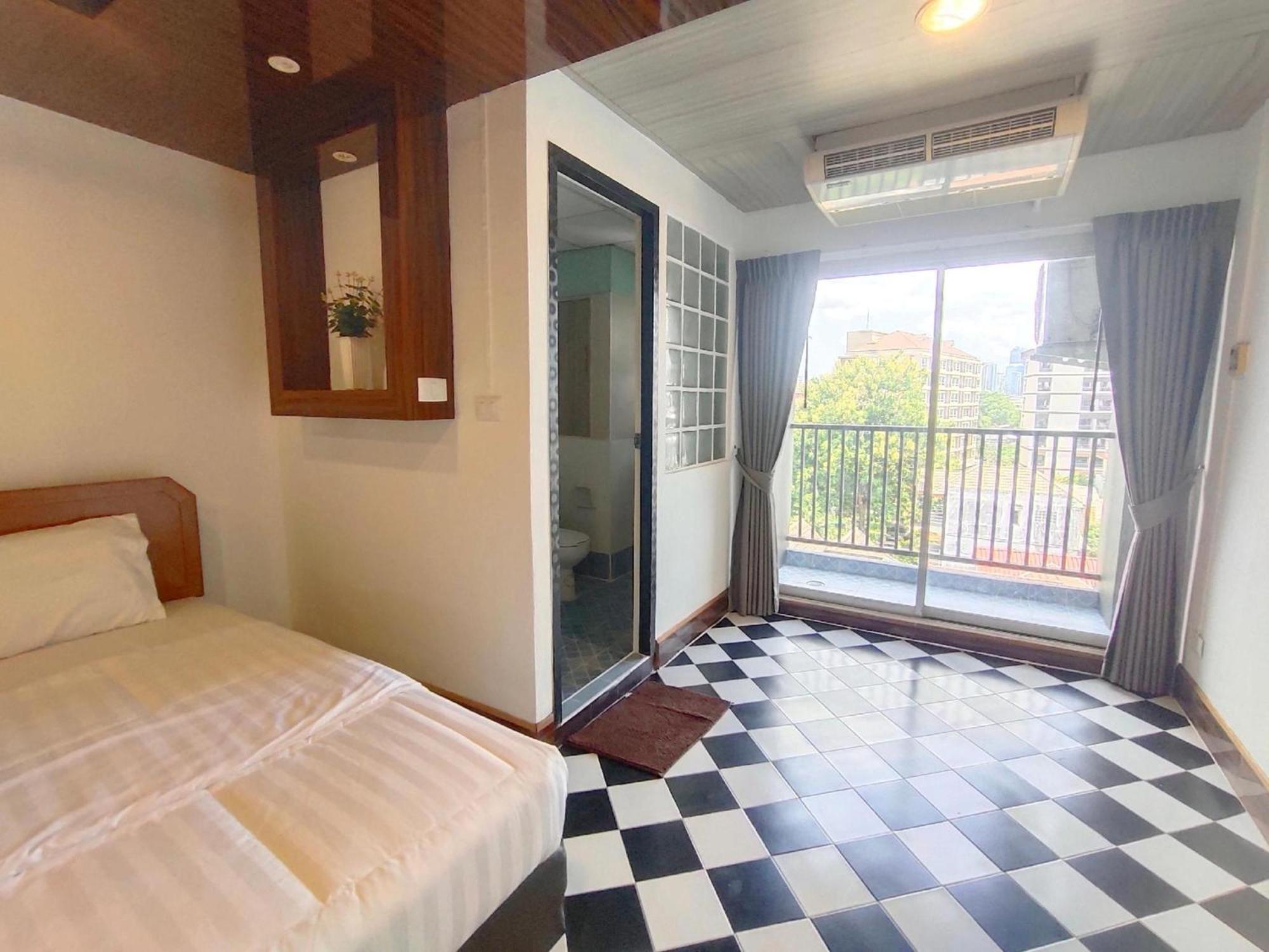 Hotel Oyo 75446 Travis Inthamara 49 Bangkok Esterno foto