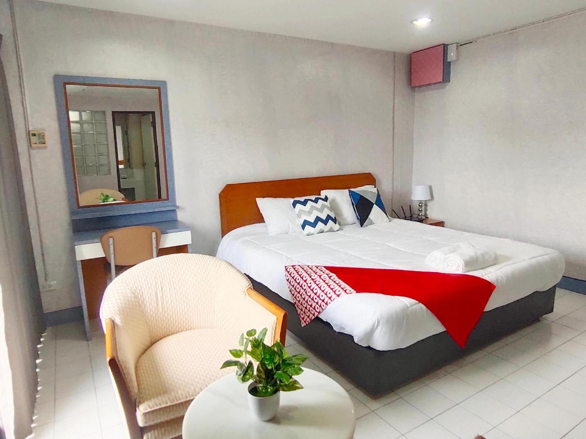Hotel Oyo 75446 Travis Inthamara 49 Bangkok Esterno foto